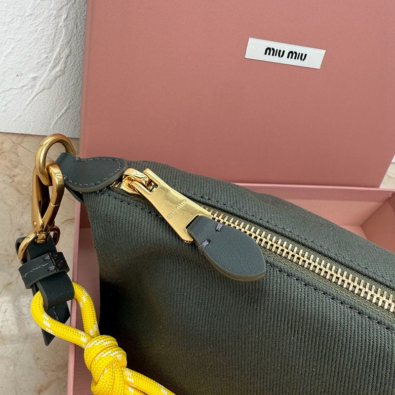 Miu Miu Geantă Exclusive - prezentare produs
