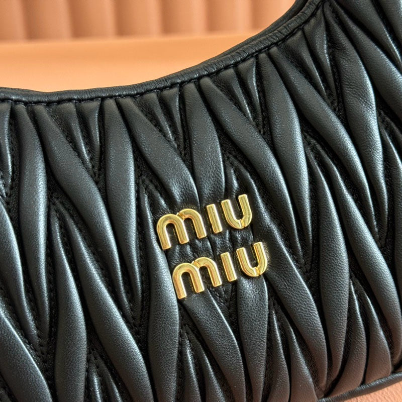 Miu Miu Geantă Exclusive - prezentare produs