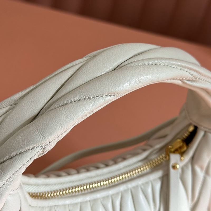 Miu Miu Geantă Exclusive Medium - prezentare produs