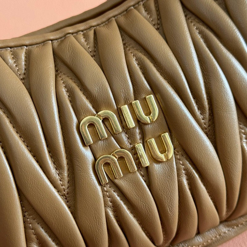 Miu Miu Geantă Exclusive Medium - prezentare produs