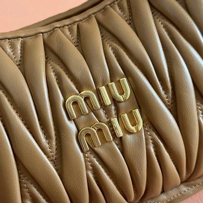 Miu Miu Geantă Exclusive Medium - prezentare produs