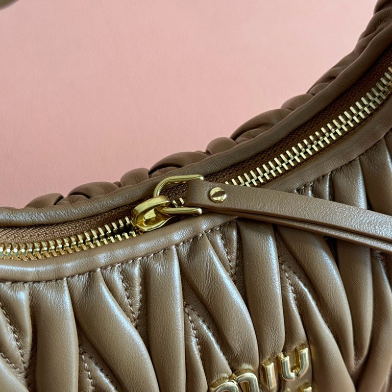 Miu Miu Geantă Exclusive Medium - prezentare produs