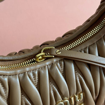 Miu Miu Geantă Exclusive Medium - prezentare produs