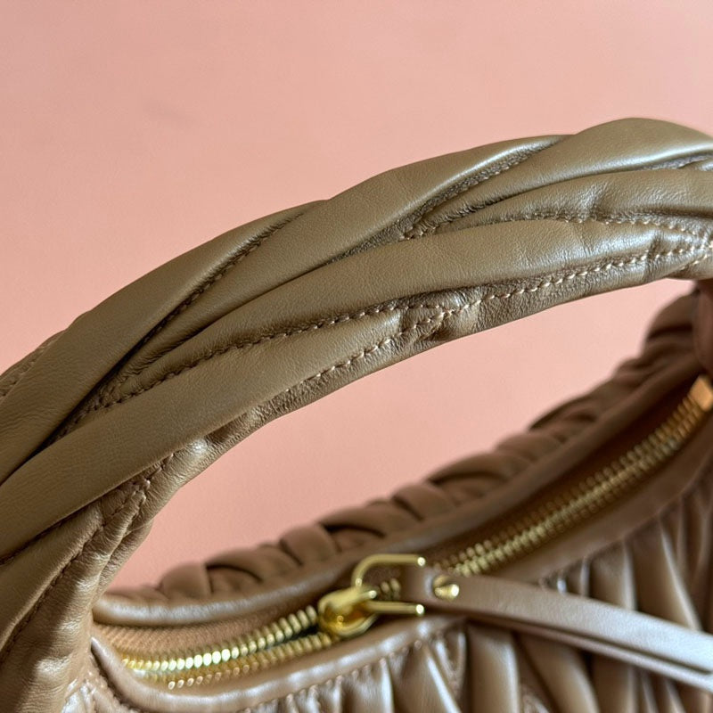 Miu Miu Geantă Exclusive Medium - prezentare produs