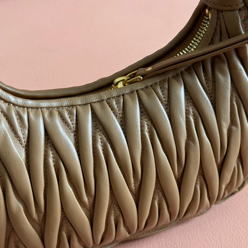 Miu Miu Geantă Exclusive Medium - prezentare produs