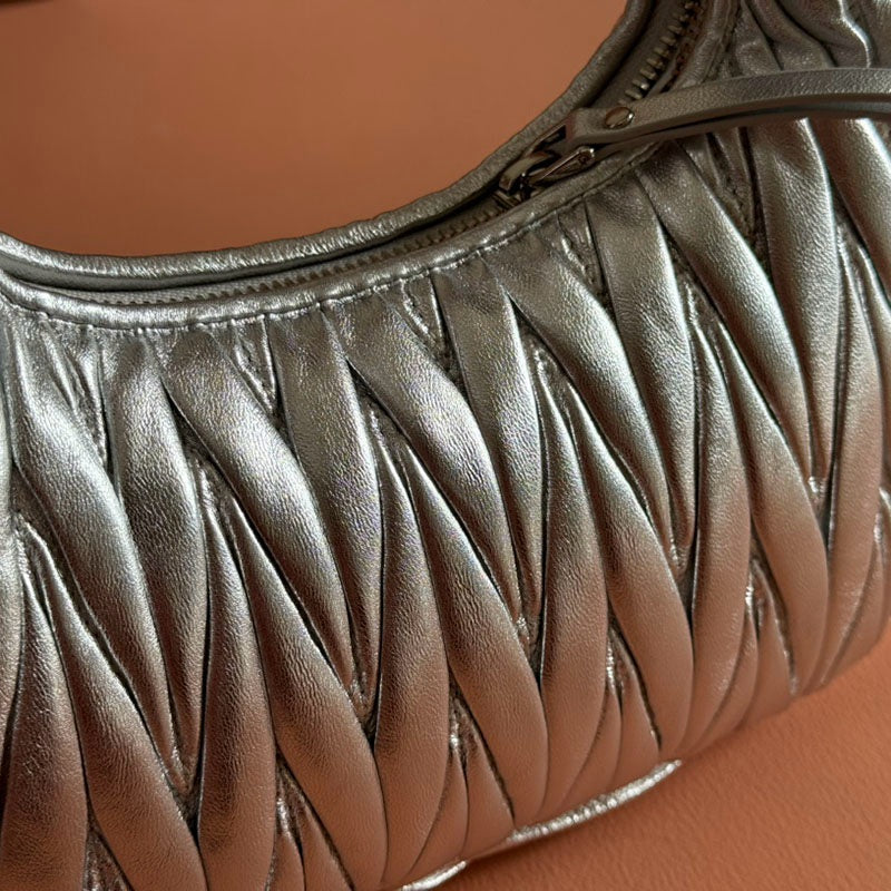 Miu Miu Geantă Exclusive Medium - prezentare produs