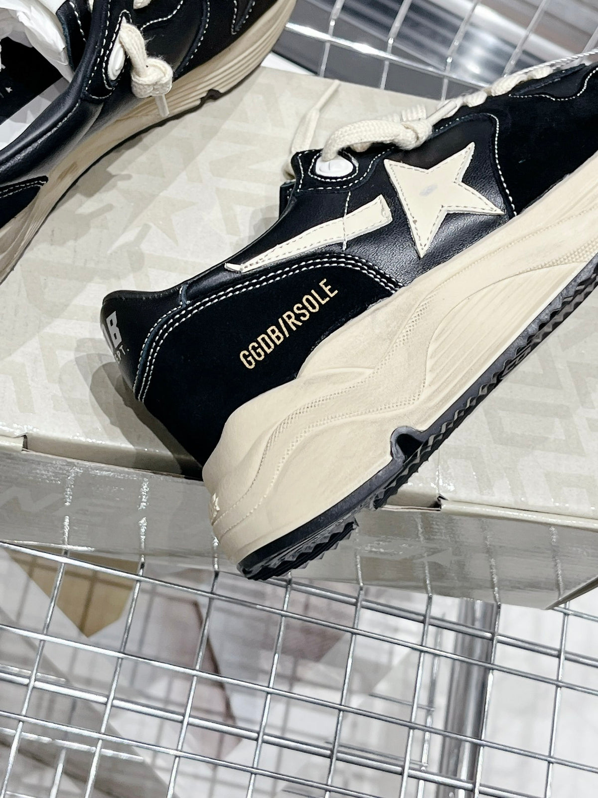 Golden Goose Deluxe G55 Pantofi sport - prezentare produs