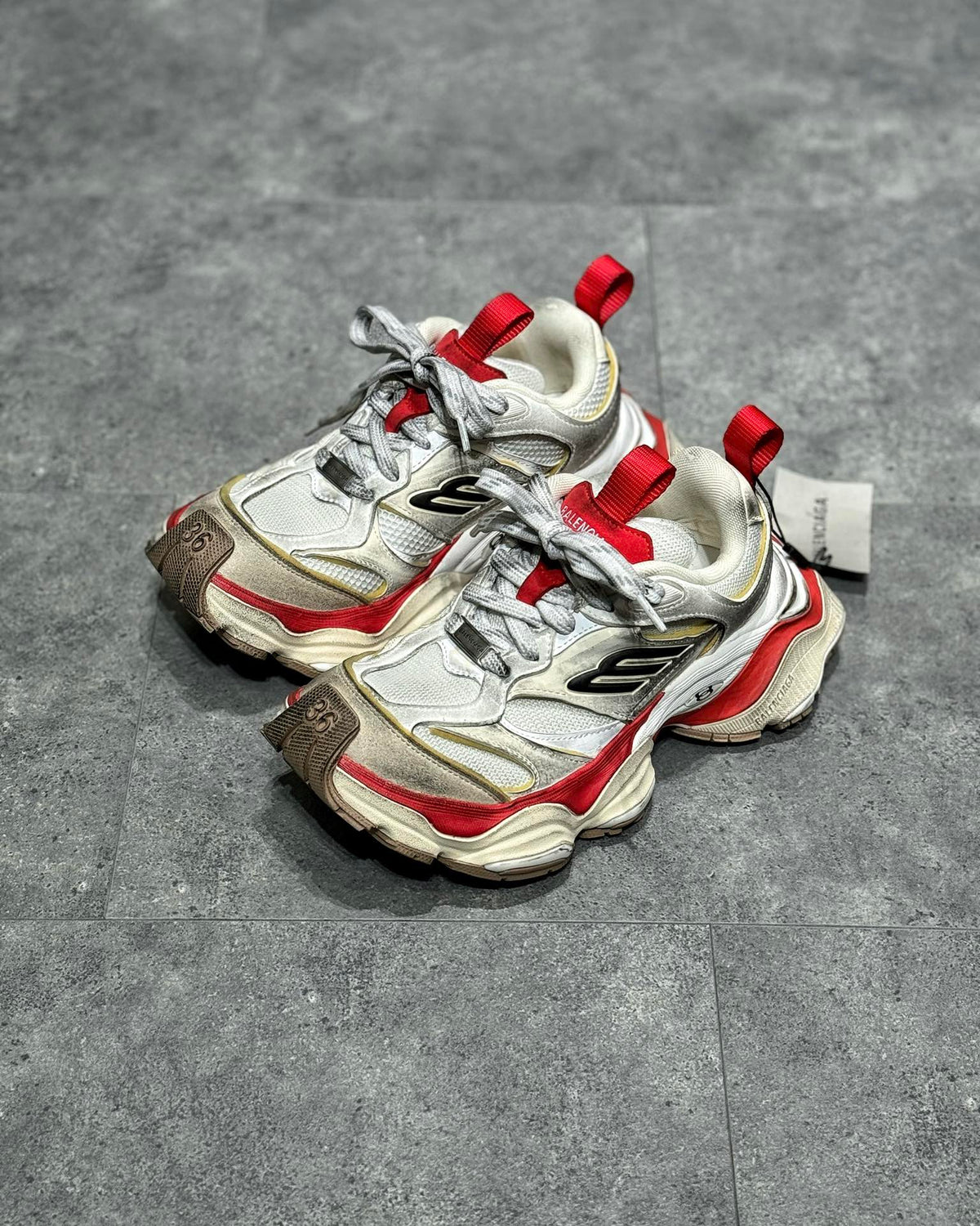 Balenciaga Cargo Roșu - prezentare produs