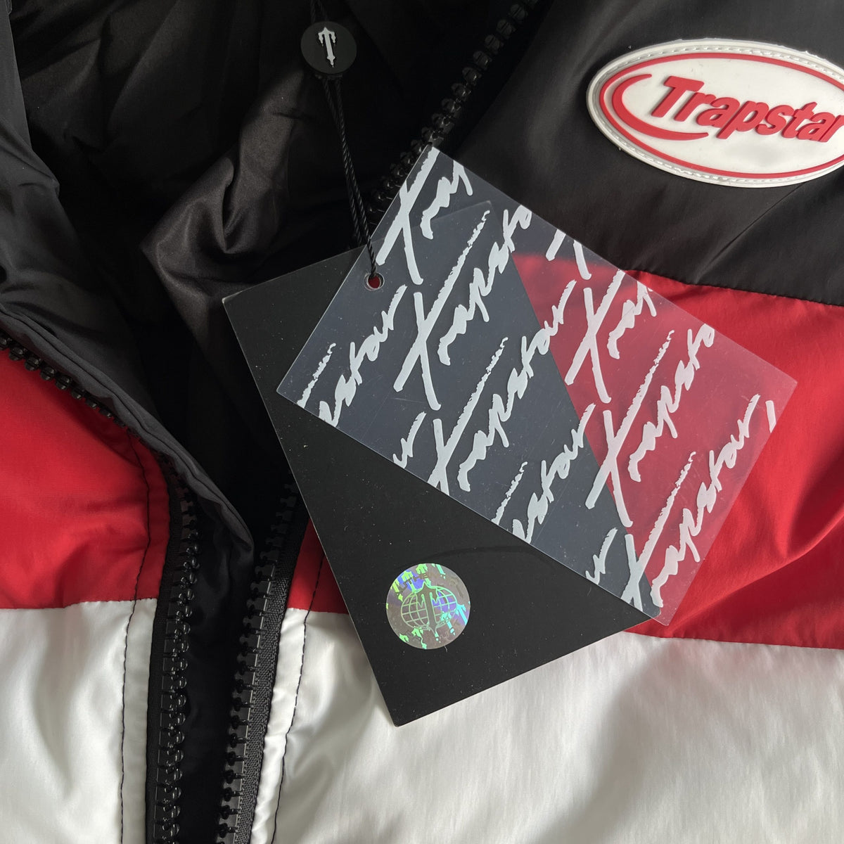 Trapstar Hyperdrive Puffer Geacă Negru Roșu Alb - prezentare produs