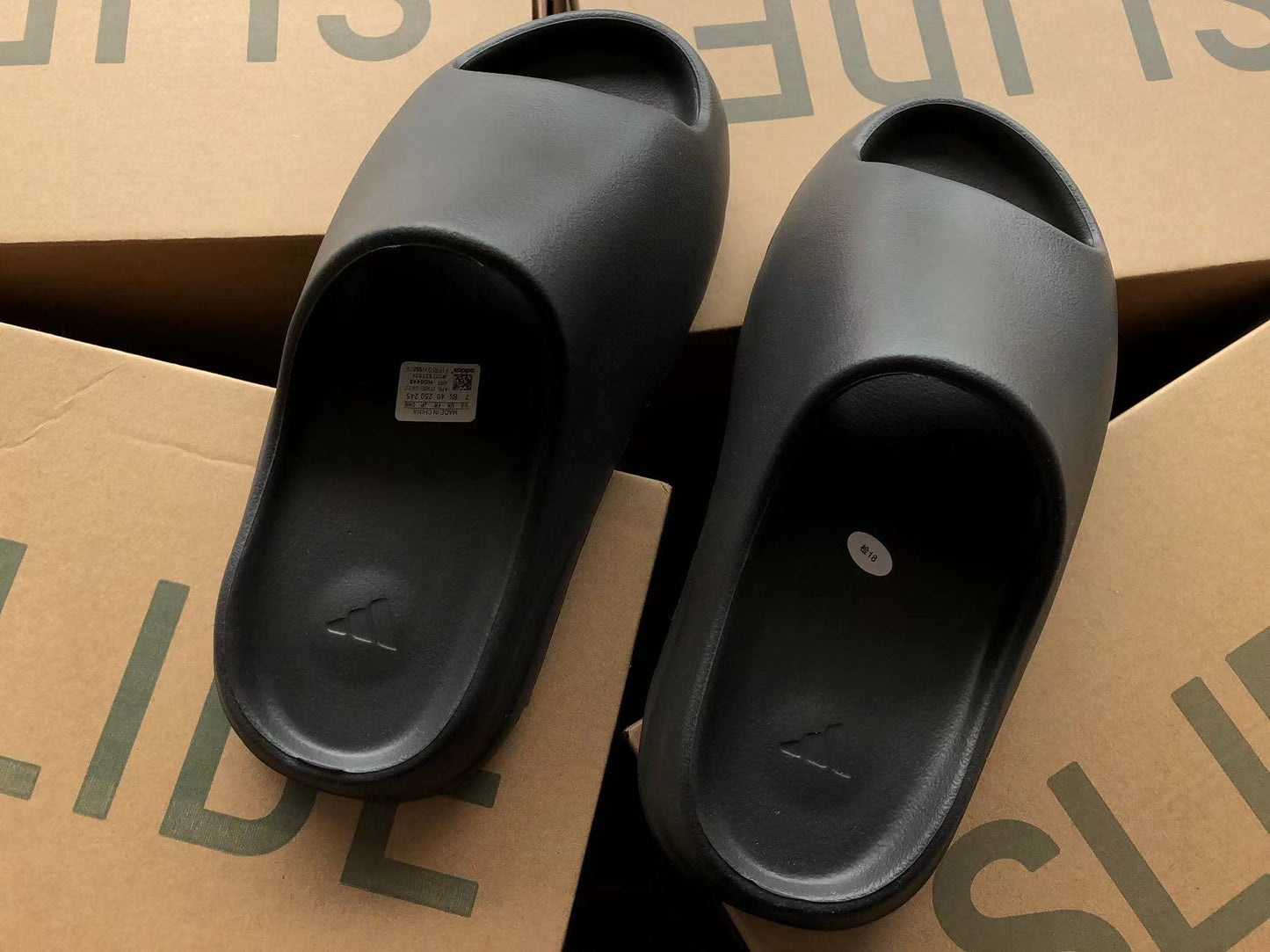 Adidas Yeezy Slapi Negru - prezentare produs