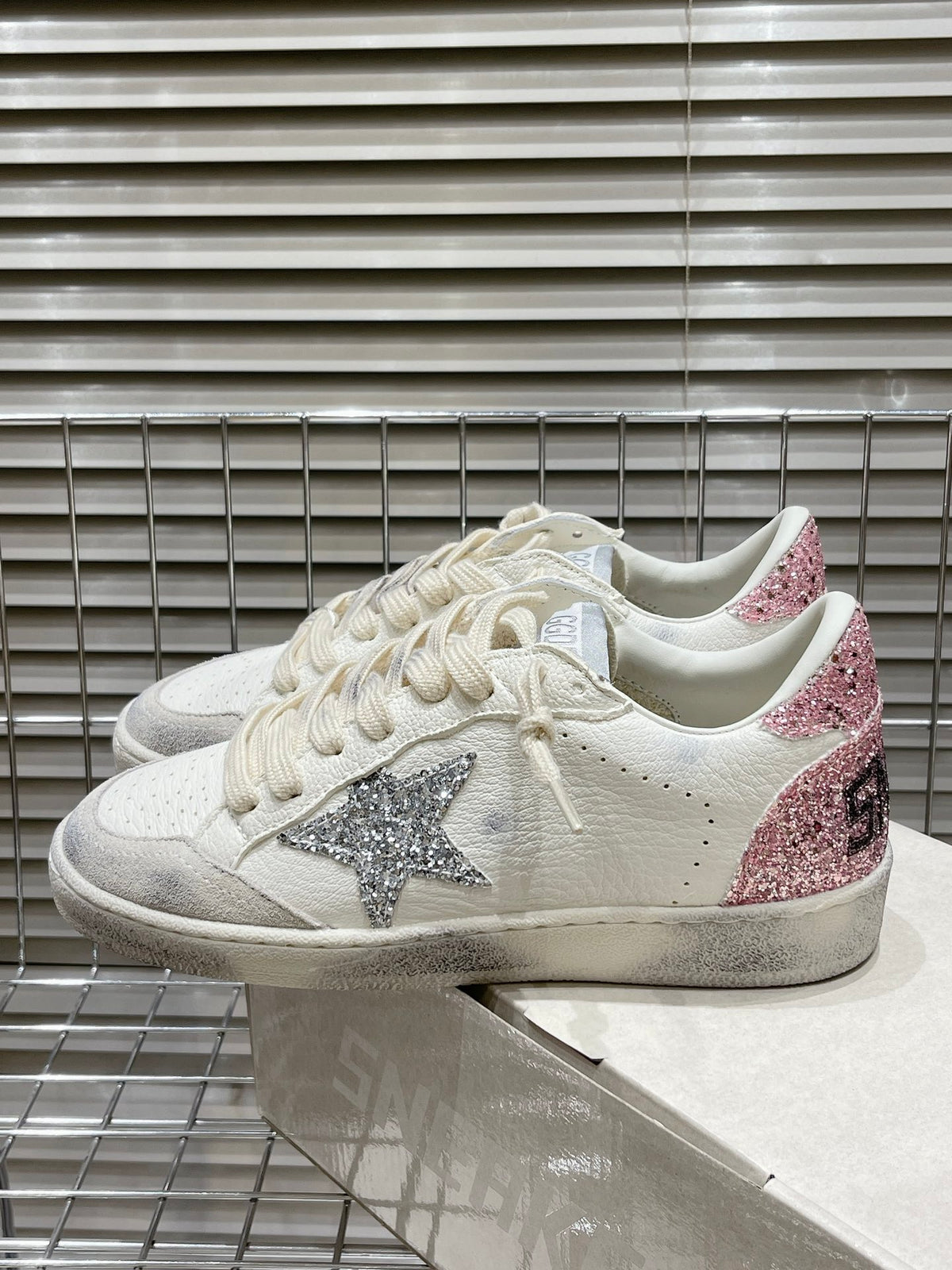 Golden Goose Deluxe G69 - prezentare produs