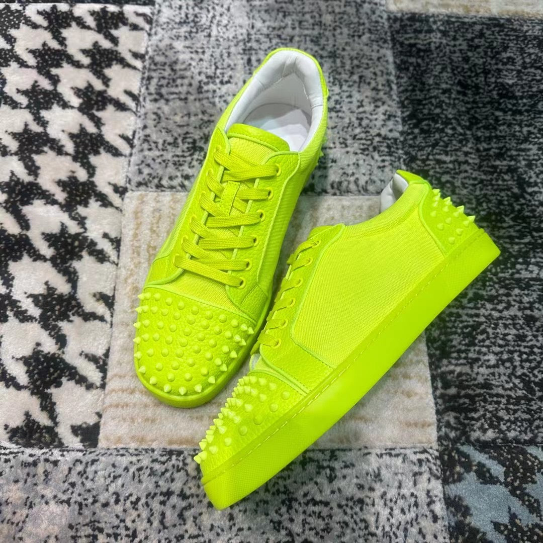 Christian Louboutin Electric Lime Low Spikes - prezentare produs