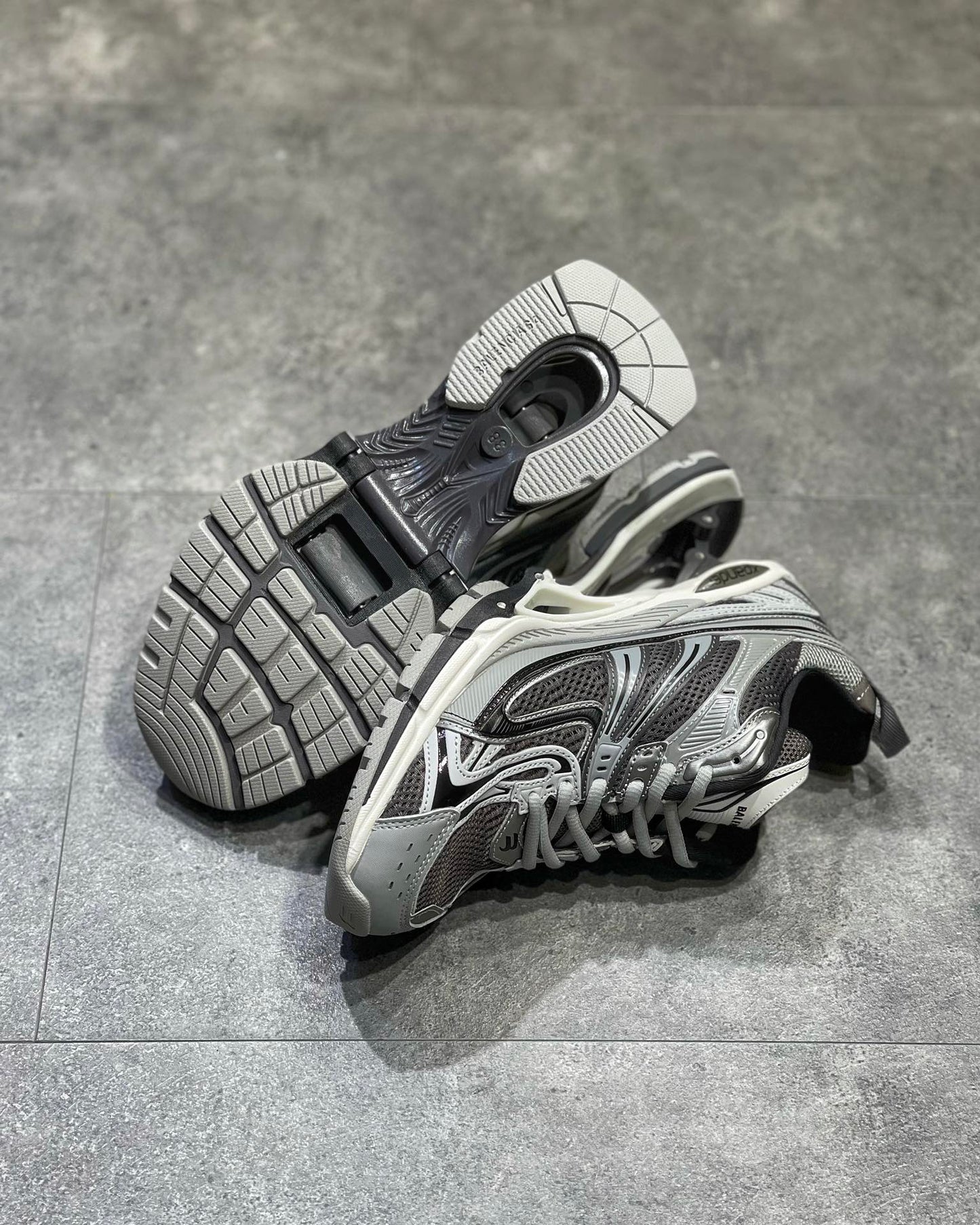 Balenciaga X Pande Gri Pantofi sport - prezentare produs