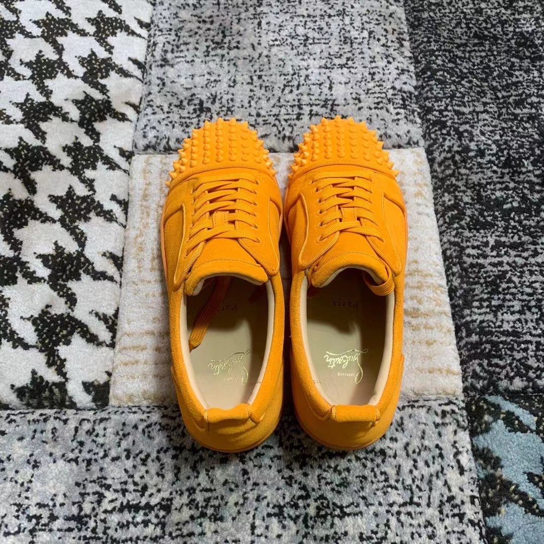Christian Louboutin Portocaliu Velvet Spikes Low - prezentare produs