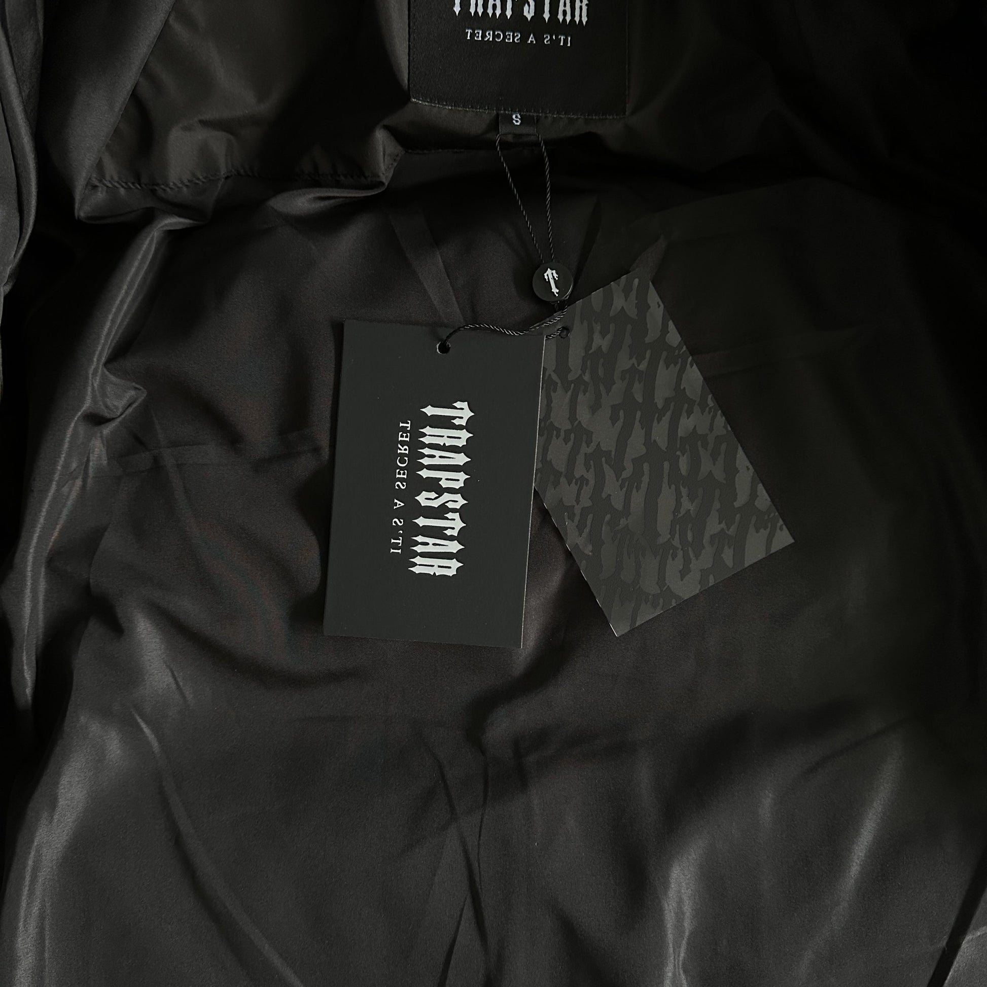 Trapstar Geacă Decoded Arch Puffer Negru New Colecție - prezentare produs