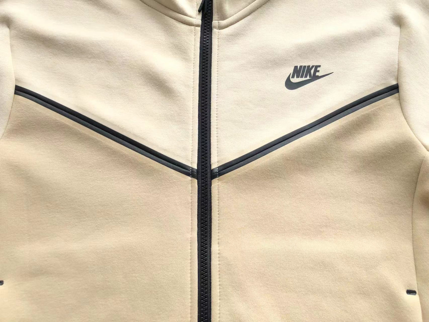 Nike Tech Fleece Crem Fleece - prezentare produs