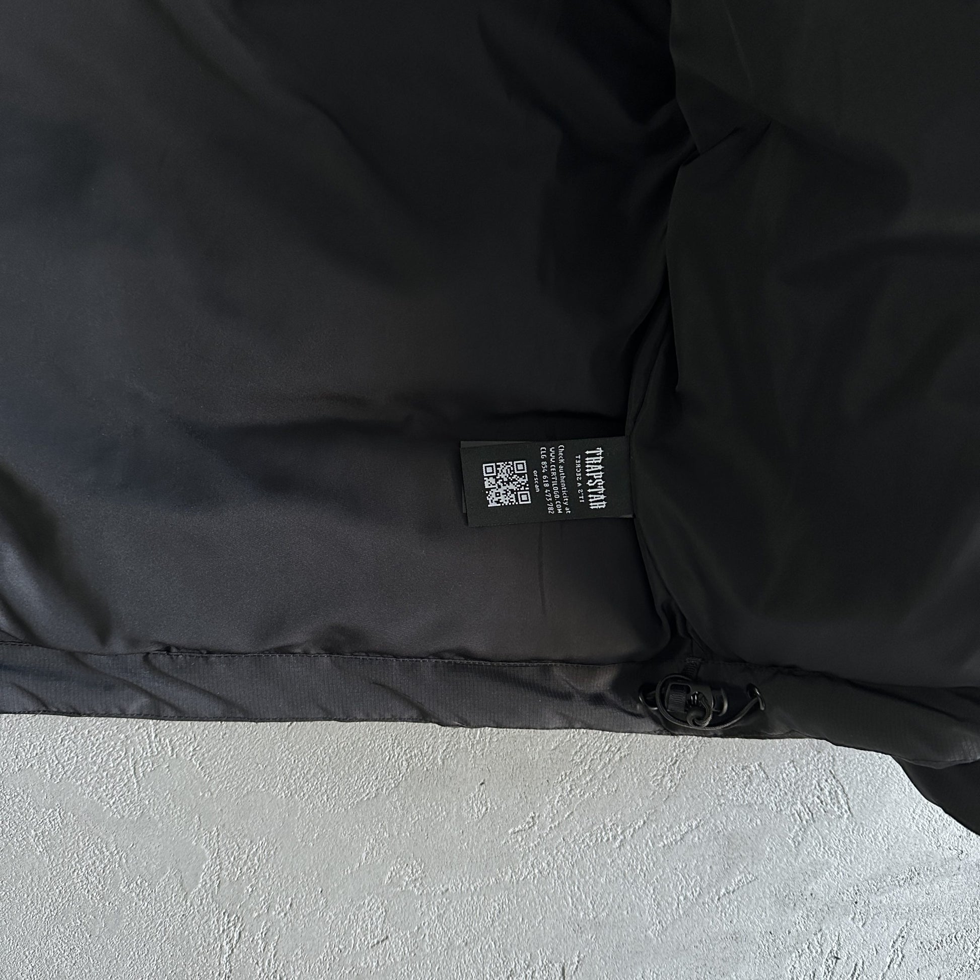 Trapstar Geacă Hooded Negru Roșu New Colecție - prezentare produs