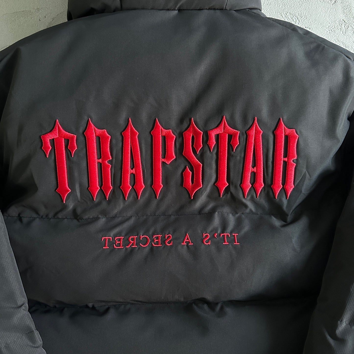 Trapstar Geacă Hooded Negru Roșu New Colecție - prezentare produs