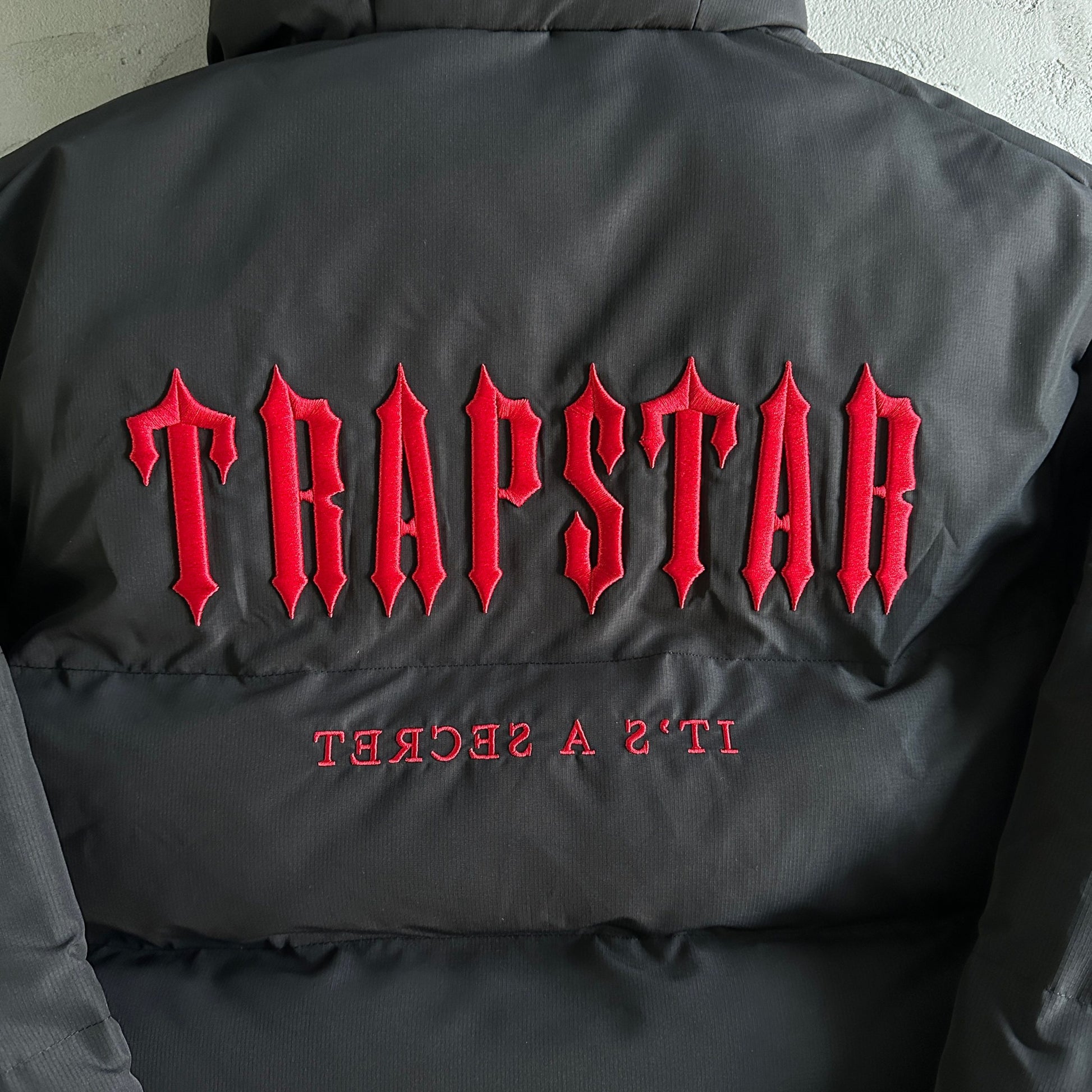Trapstar Geacă Hooded Negru Roșu New Colecție - prezentare produs