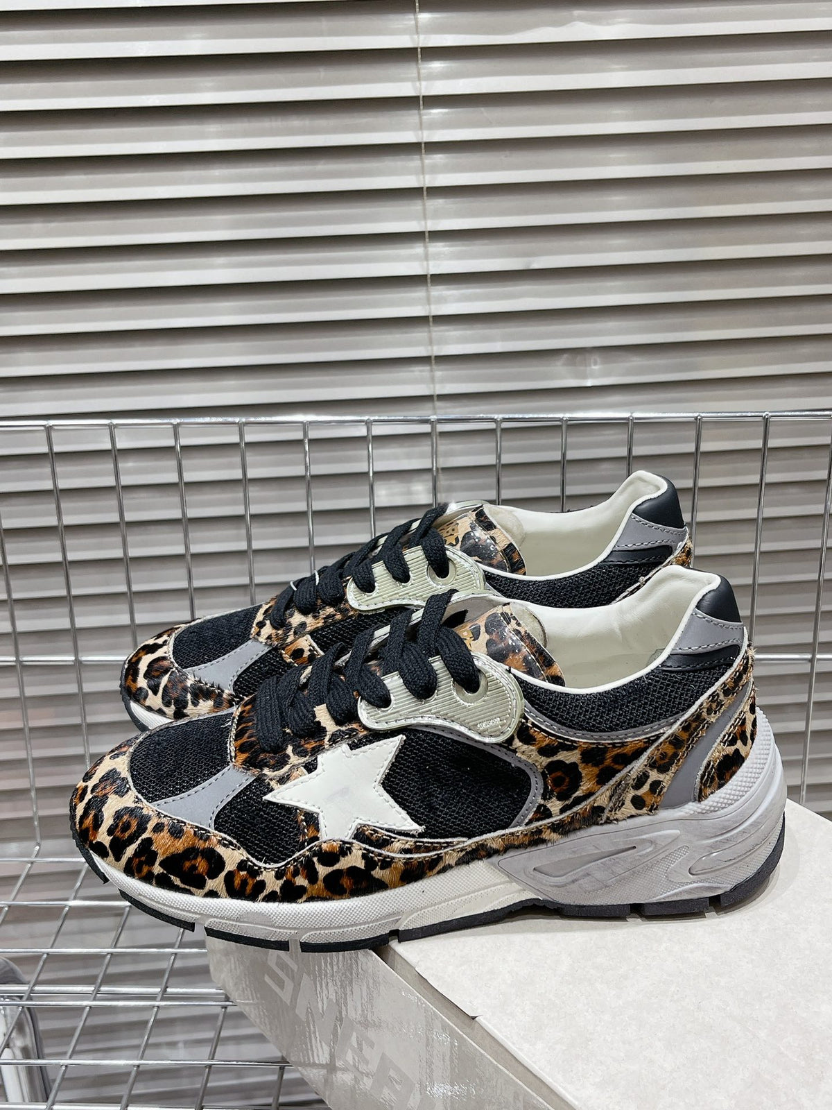 Golden Goose Deluxe G65 - prezentare produs