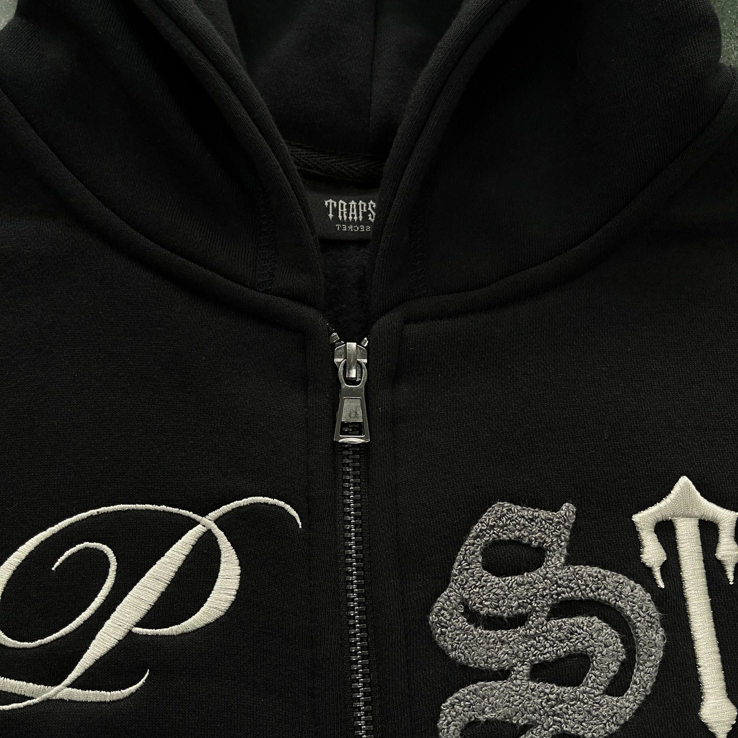 Trapstar Zipper Trening Washed Negru - prezentare produs
