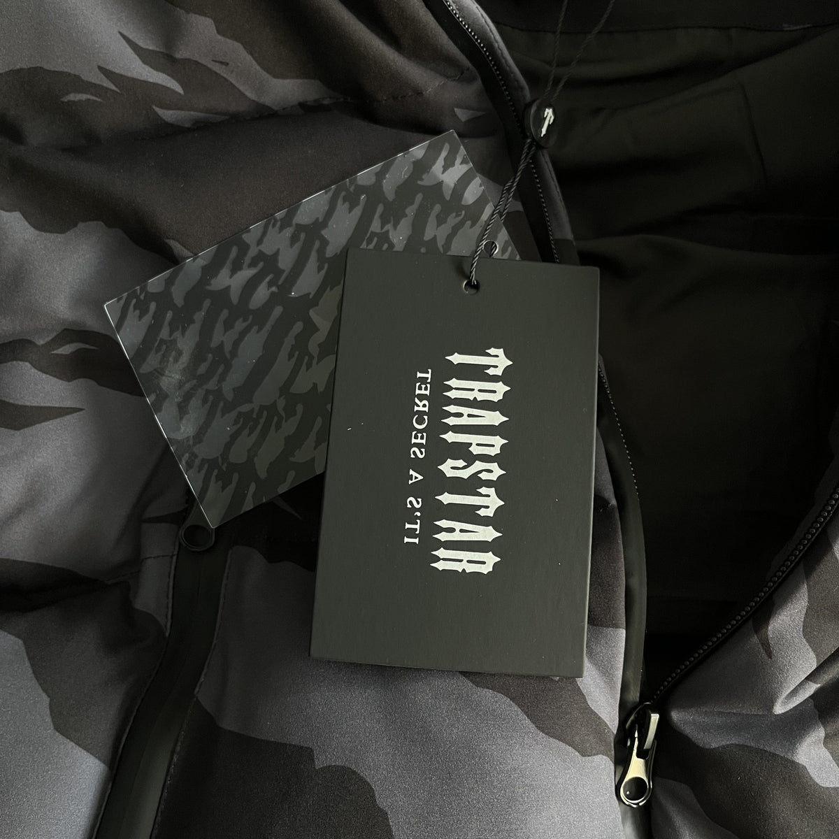 Trapstar Technical Puffer Negru Tiger Camuflaj - prezentare produs