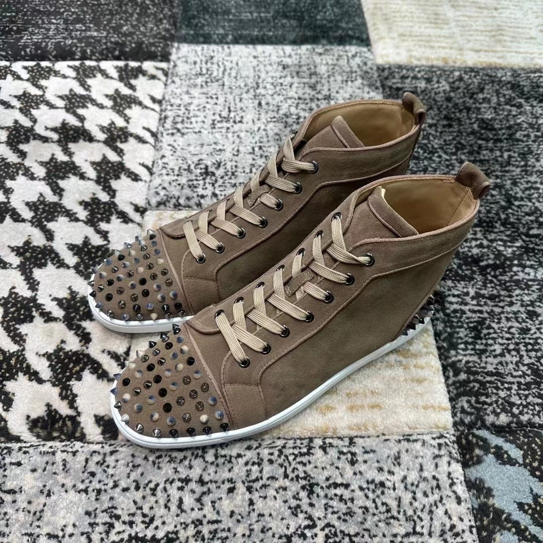 Christian Louboutin Crem Velvet Spikes High - prezentare produs