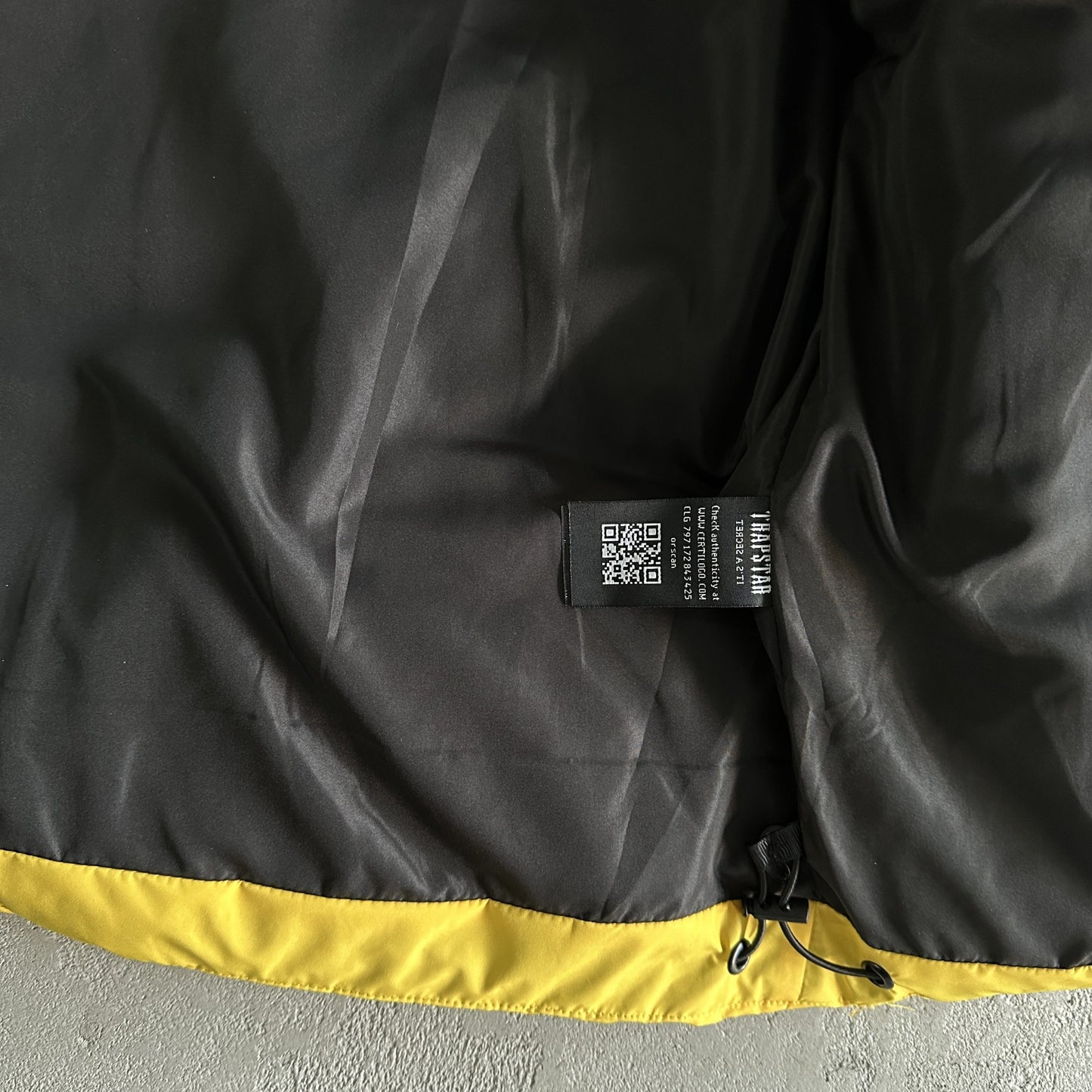 Trapstar Geacă Arch Puffer Geacă Negru Galben New Colecție - prezentare produs