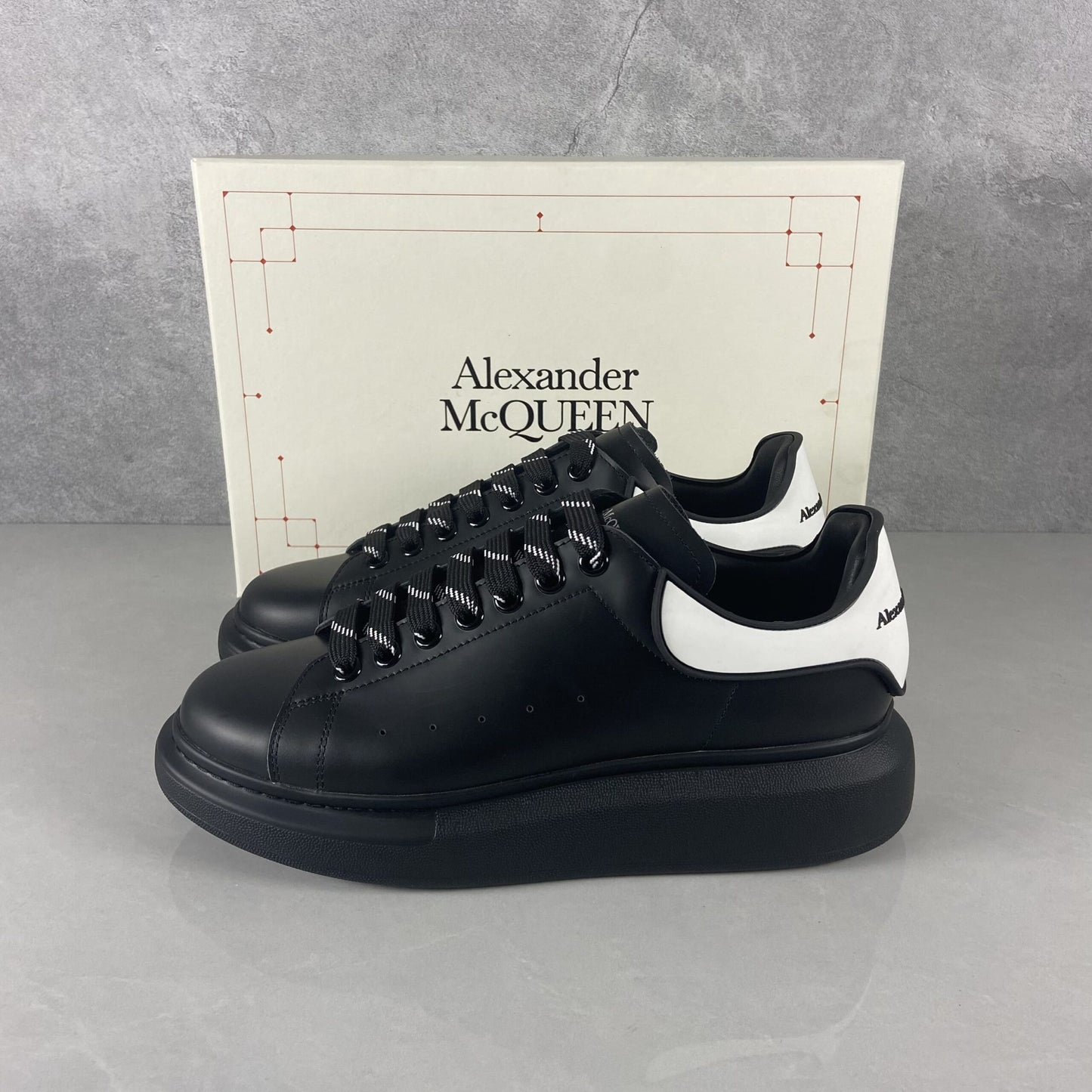 Alexander McQueen Negru And Alb - prezentare produs