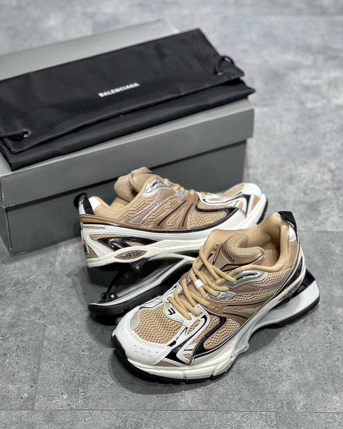 Balenciaga X Pande Crem Alb - prezentare produs