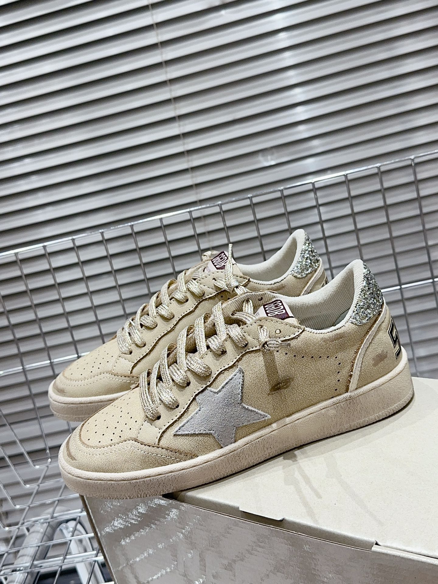 Golden Goose Deluxe G57 - prezentare produs