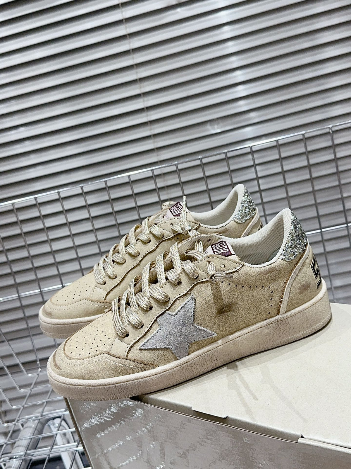 Golden Goose Deluxe G57 - prezentare produs