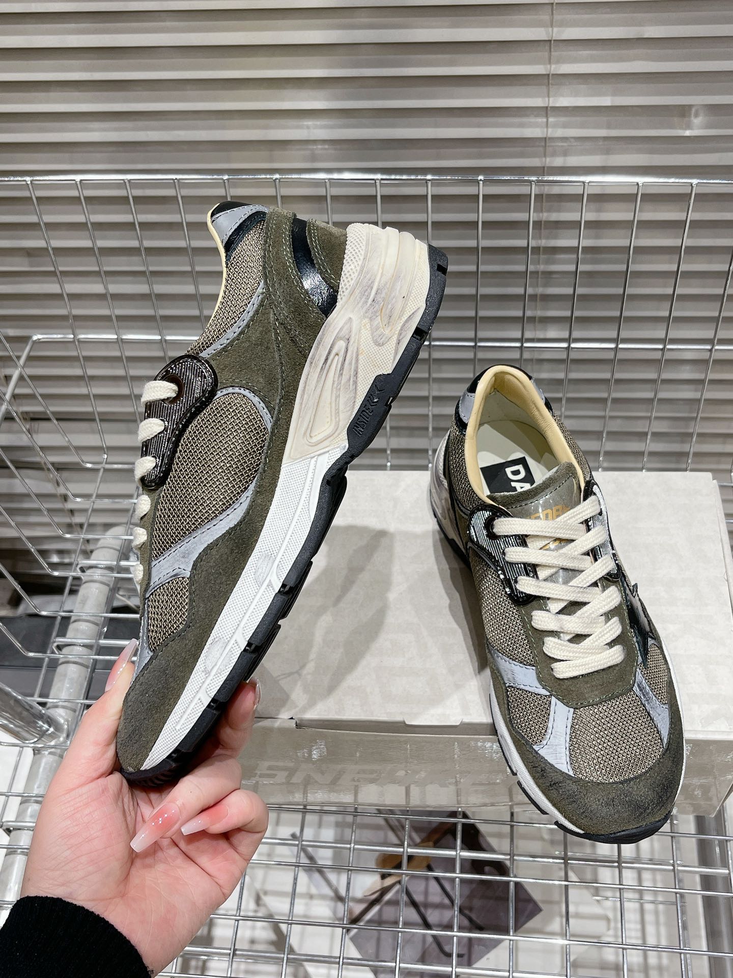 Golden Goose Deluxe G67 - prezentare produs