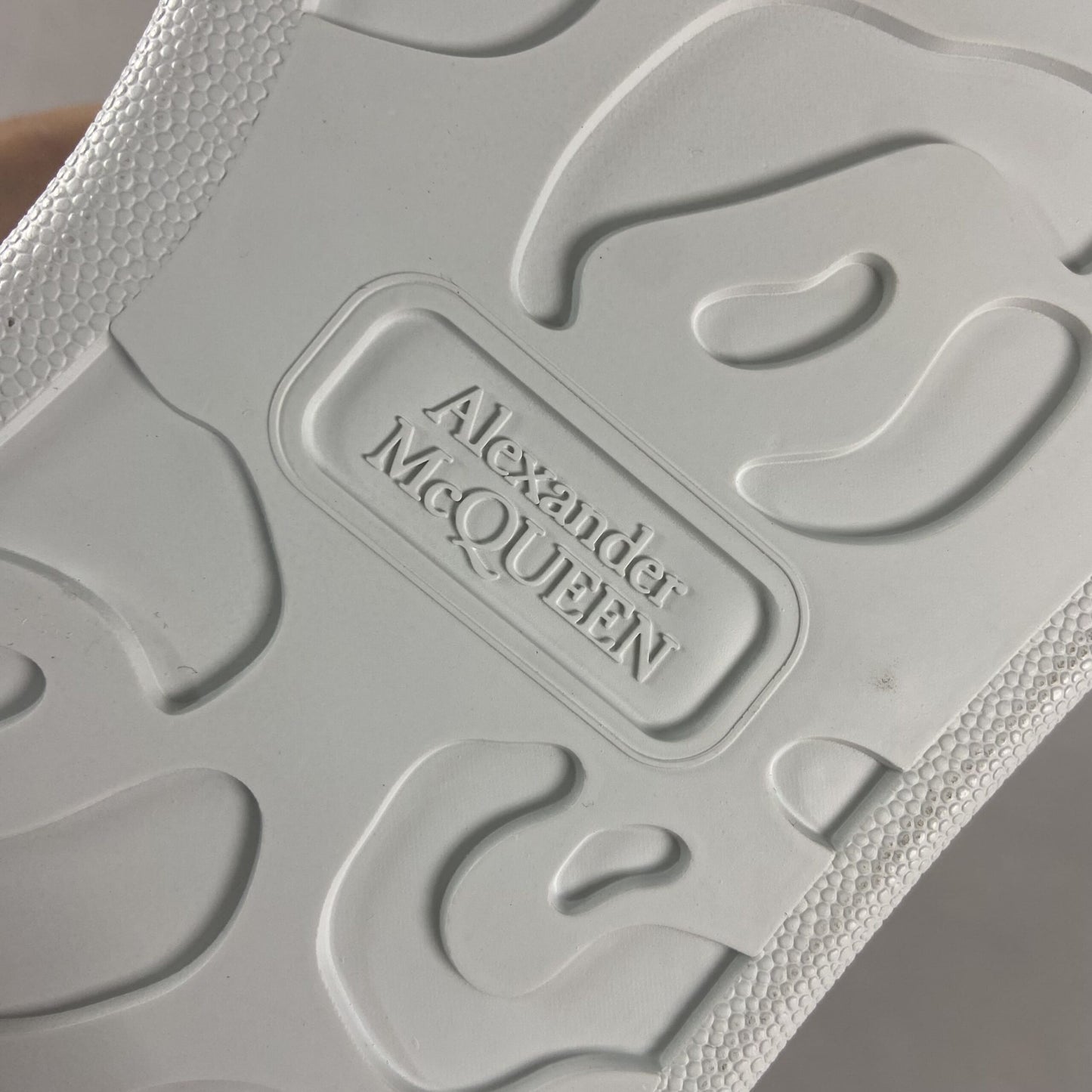 Alexander McQueen Alb Negru Lines - prezentare produs