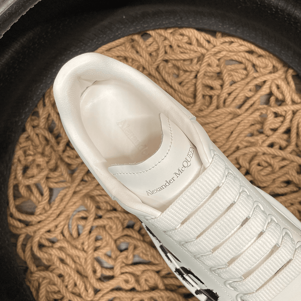 Alexander McQueen Alb Graffiti Pantofi sport - prezentare produs