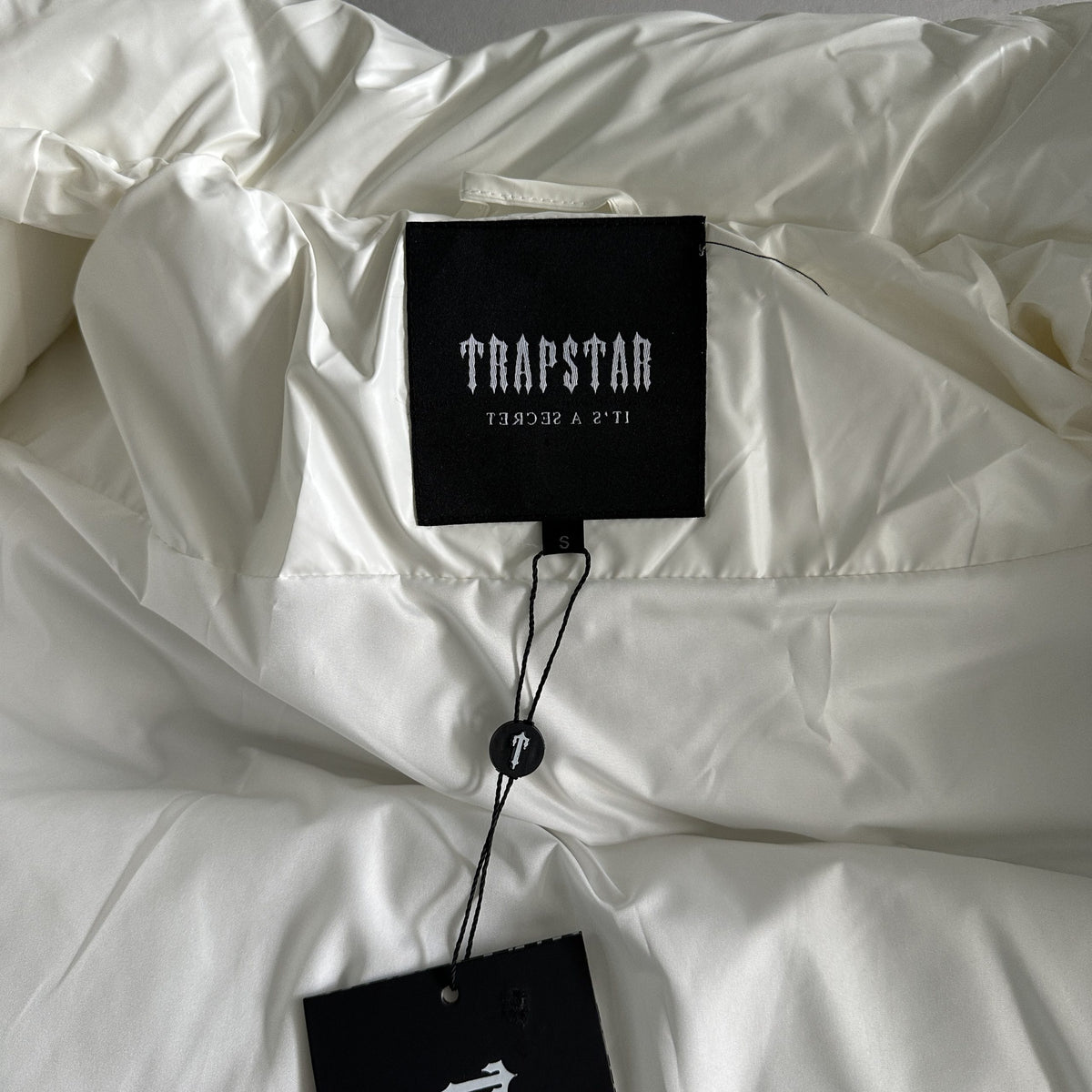 Trapstar Geacă Irongate Embossed Puffer New Colecție - prezentare produs