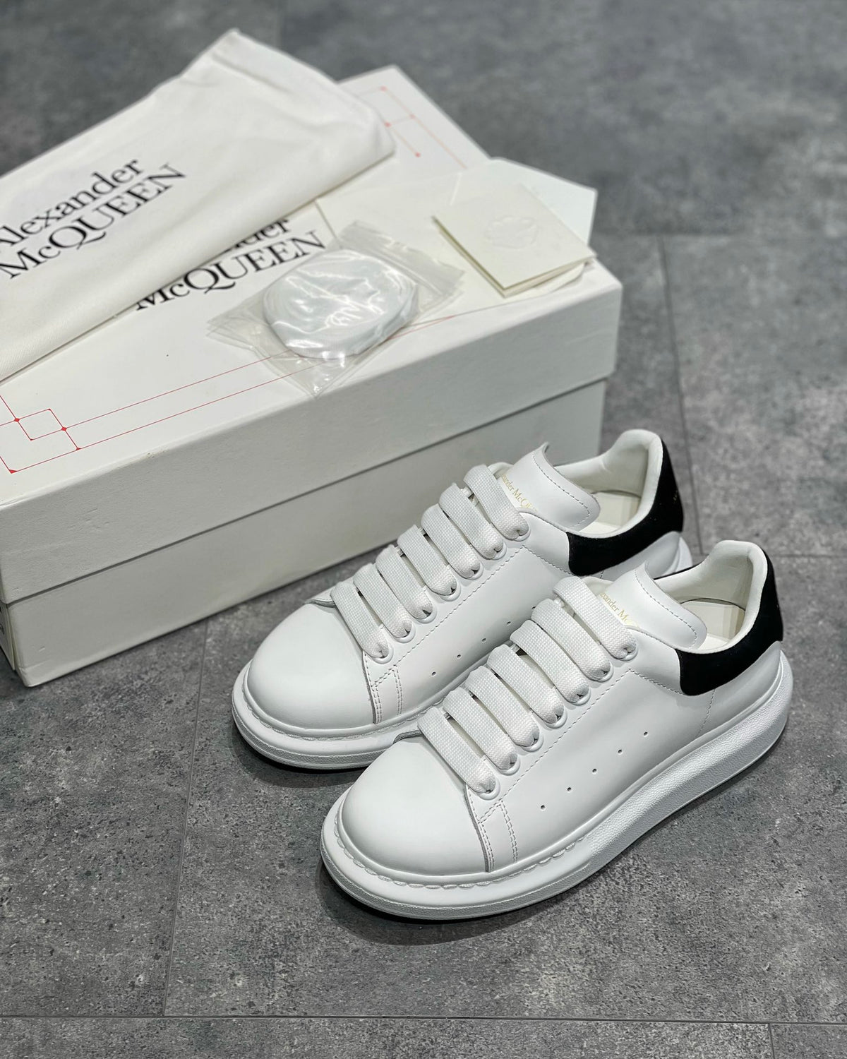 Alexander McQueen Negru Velvet - prezentare produs