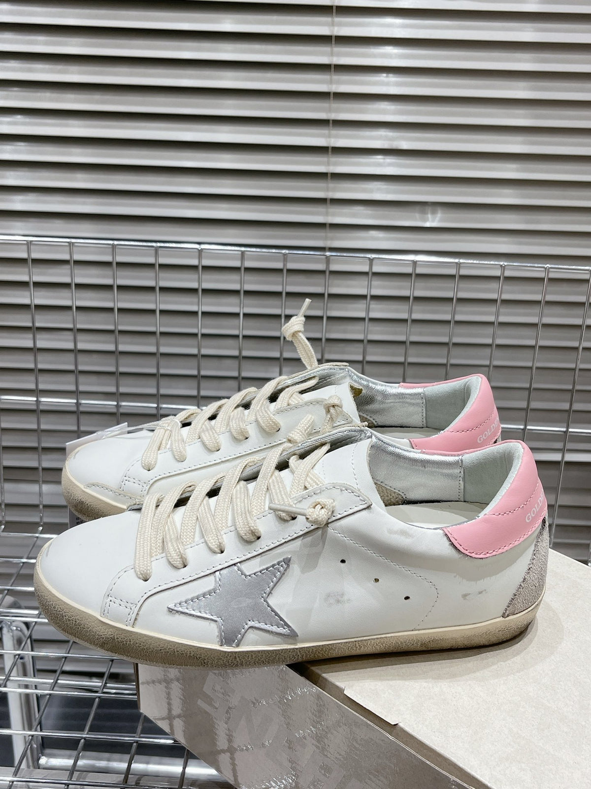 Golden Goose Deluxe G63 - prezentare produs