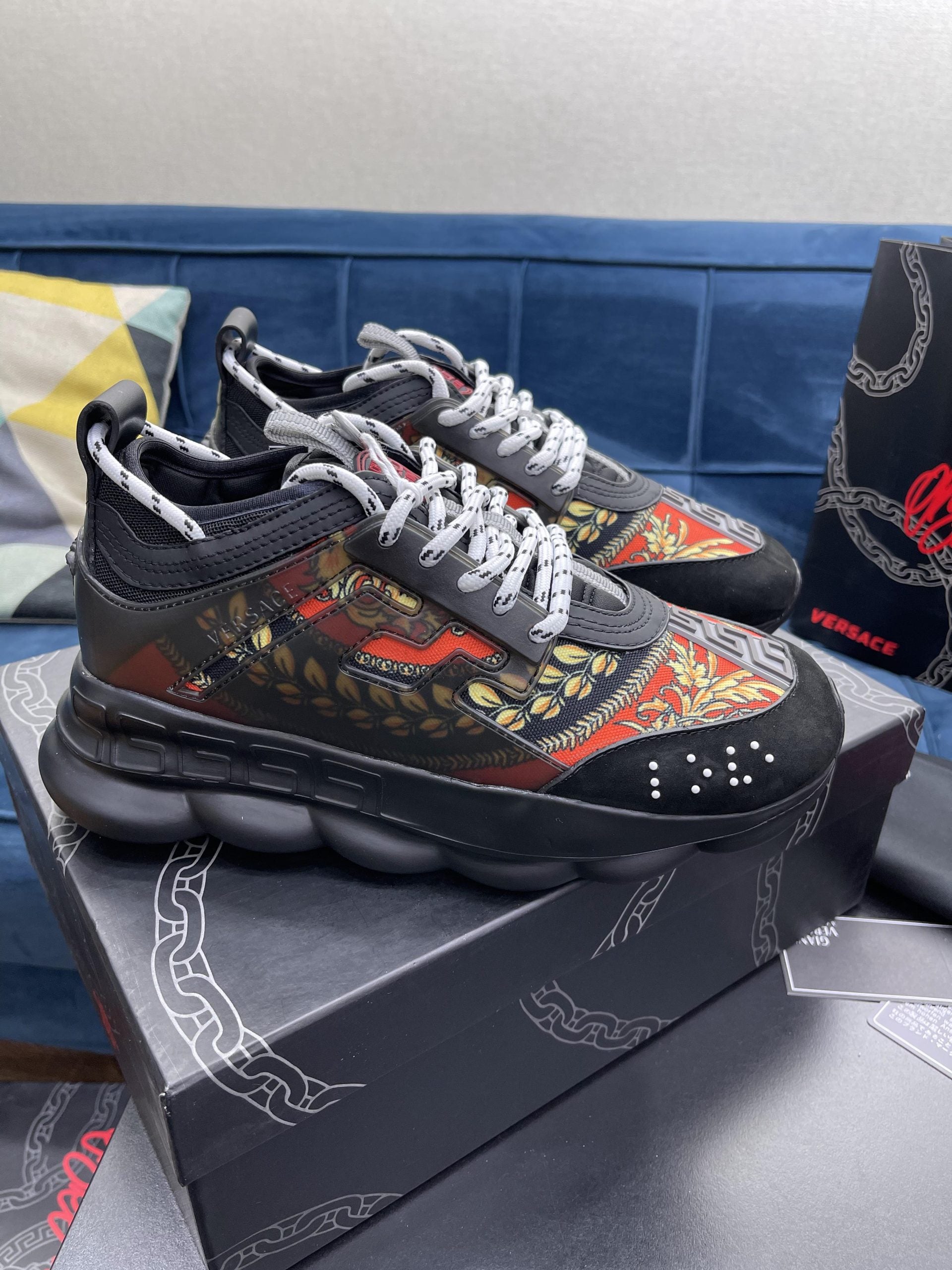 Versace Chain Reaction Negru Roșu Pattern - prezentare produs