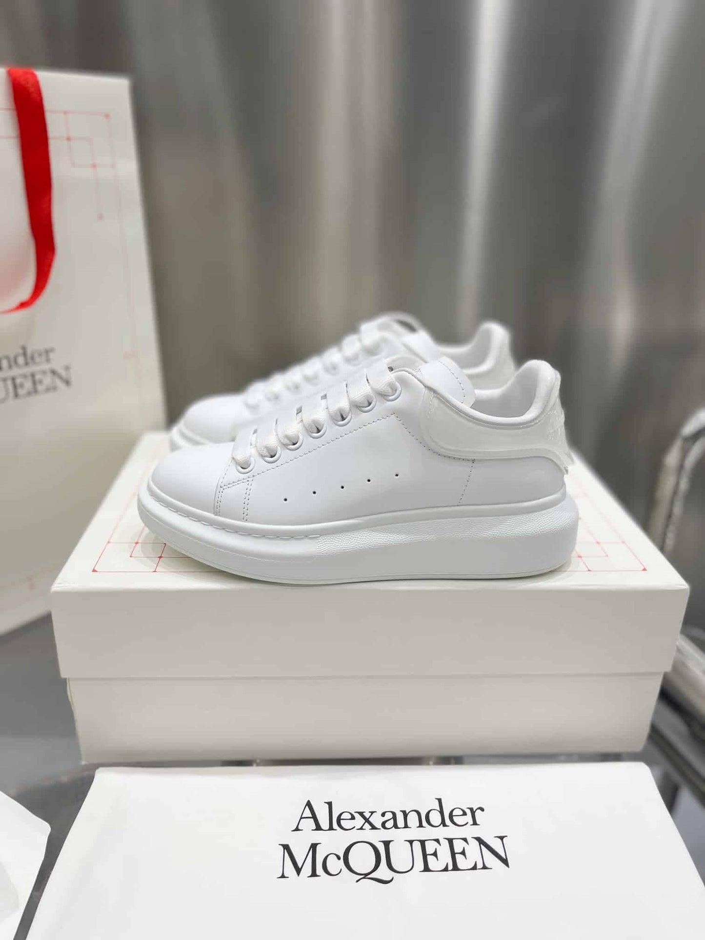 Alexander McQueen Alb Rubber - prezentare produs