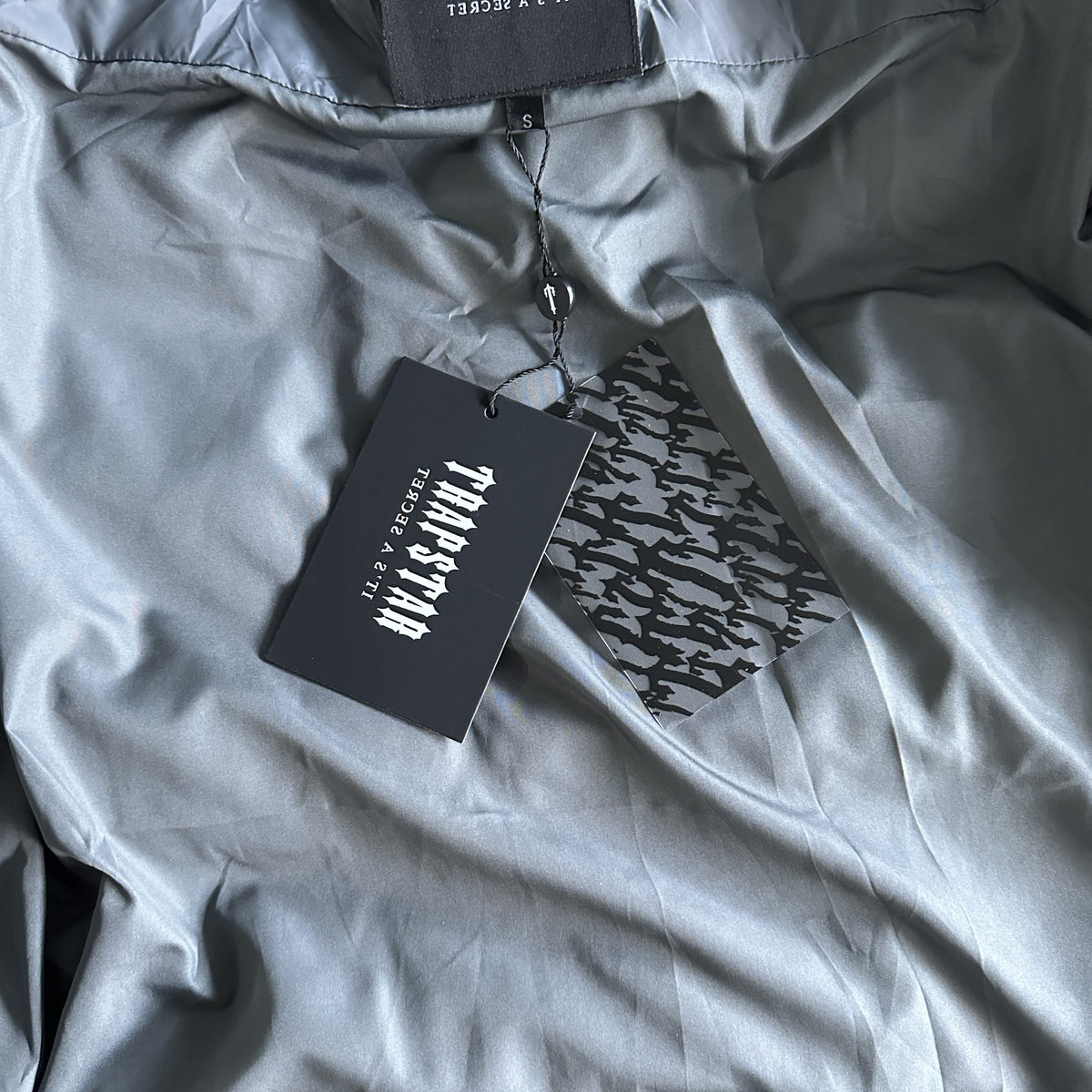 Trapstar Geacă Its A Secret Puffer Gri New Colecție - prezentare produs