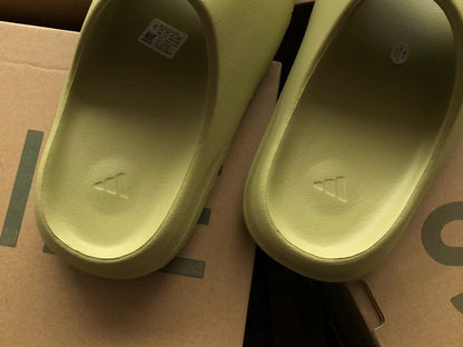 Adidas Yeezy Slapi Galben Crem - prezentare produs