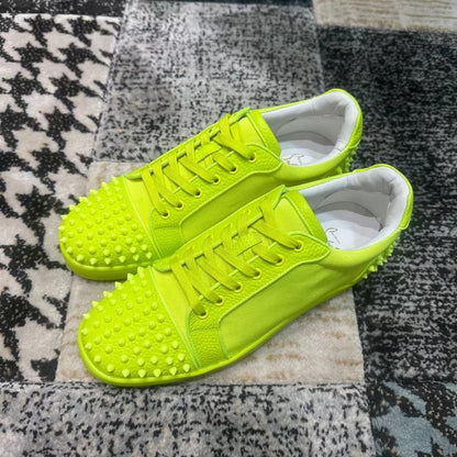 Christian Louboutin Electric Lime Low Spikes - prezentare produs