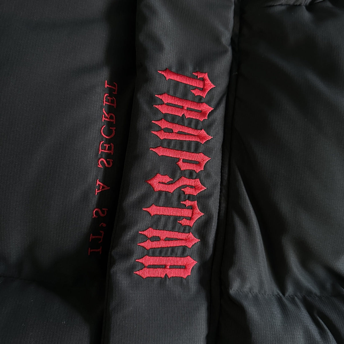 Trapstar Geacă Hooded Negru Roșu New Colecție - prezentare produs