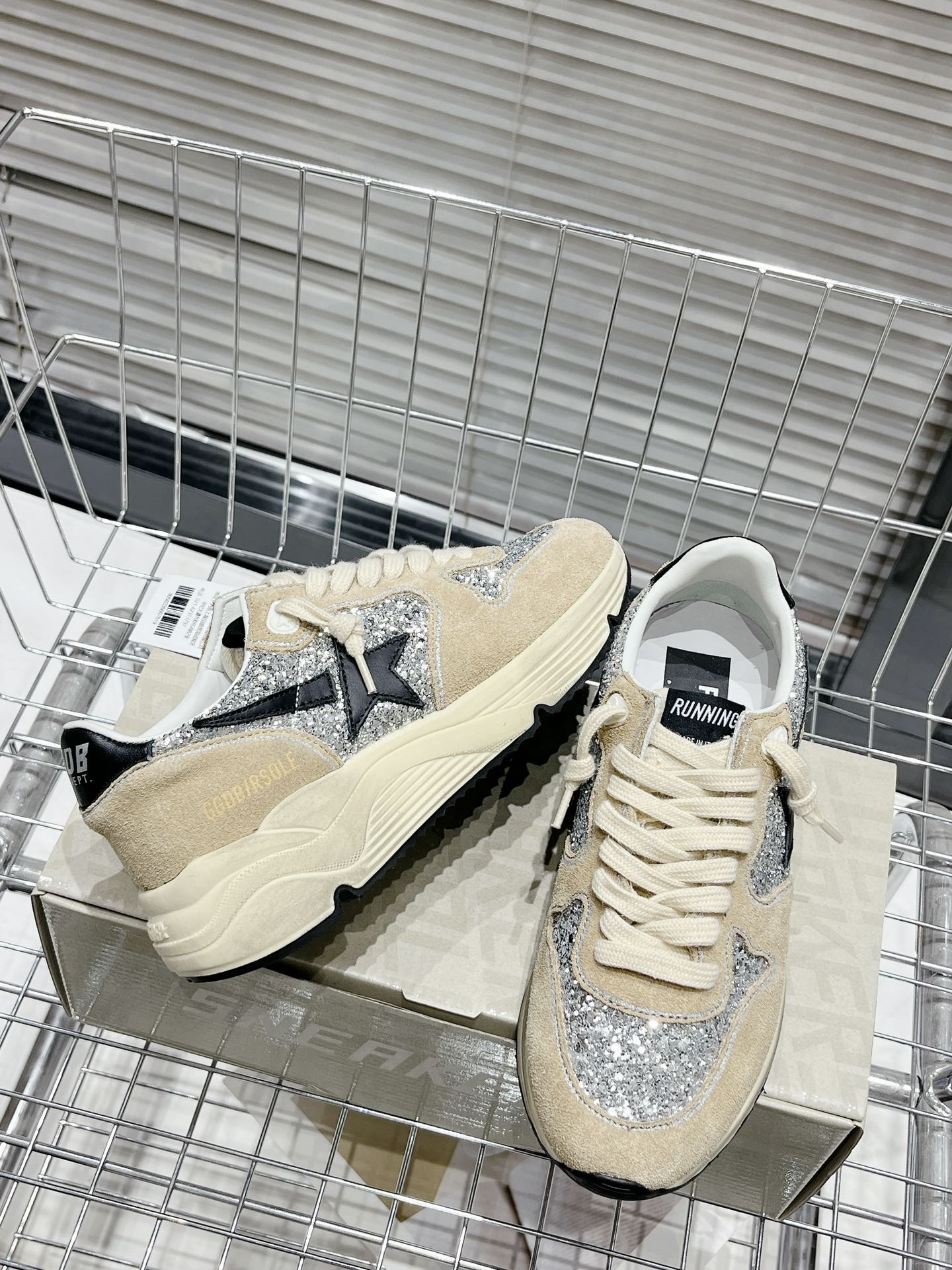 Golden Goose Deluxe G53 - prezentare produs