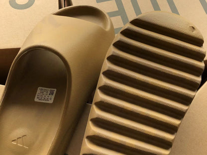 Adidas Yeezy Yeezy Slide Maro - prezentare produs
