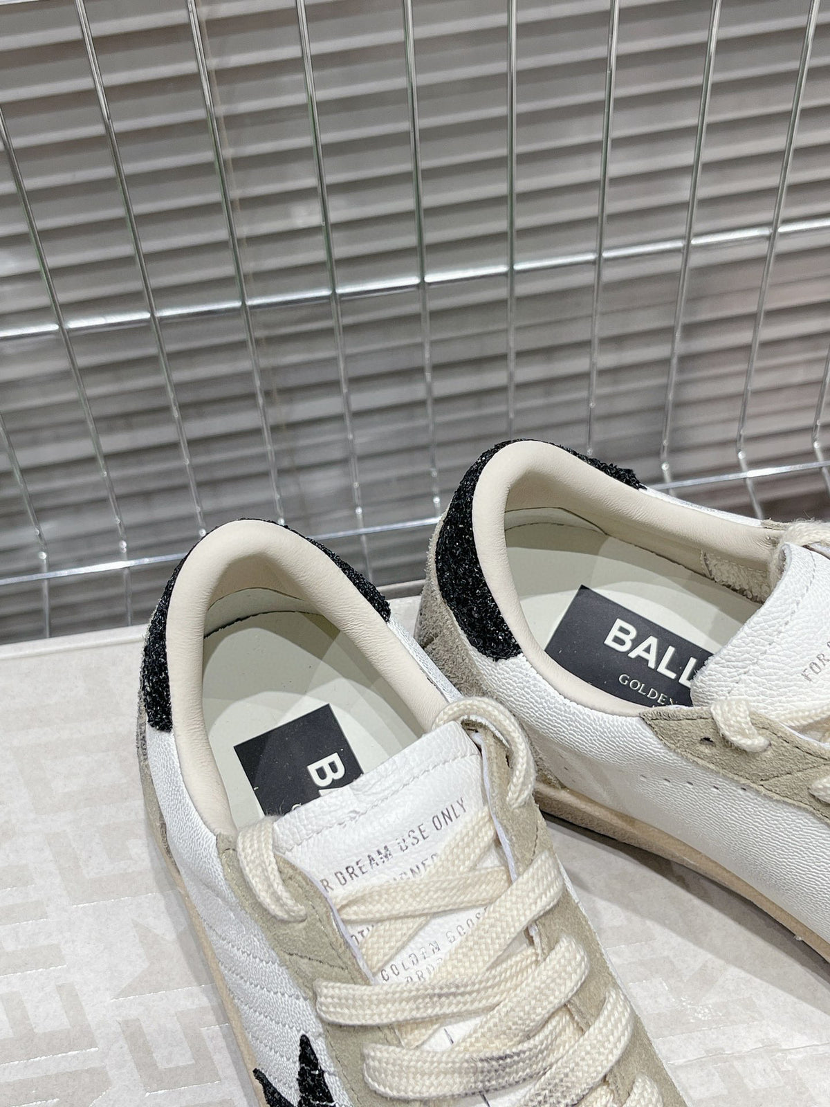 Golden Goose Deluxe G14 Pantofi sport - prezentare produs