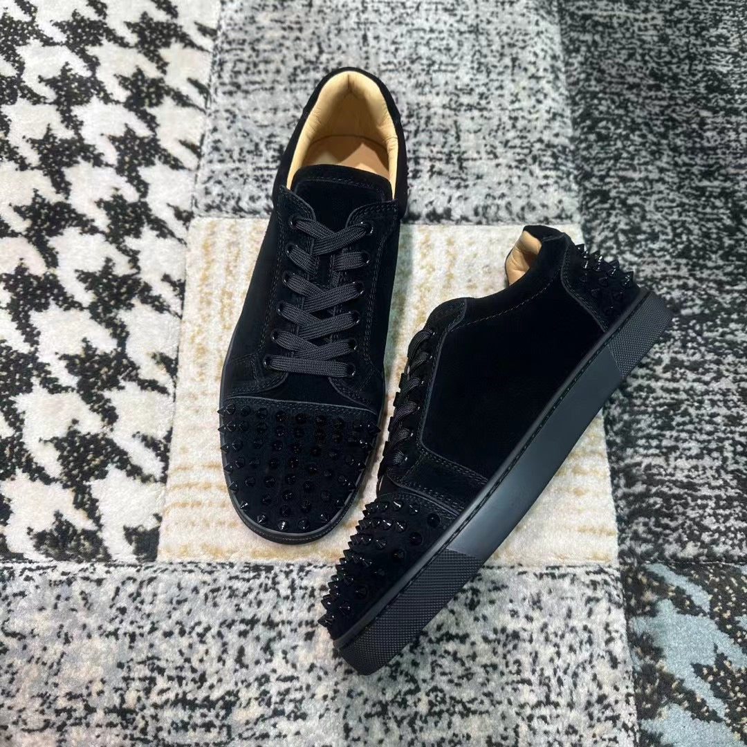 Christian Louboutin Negru Velvet Low Spikes - prezentare produs