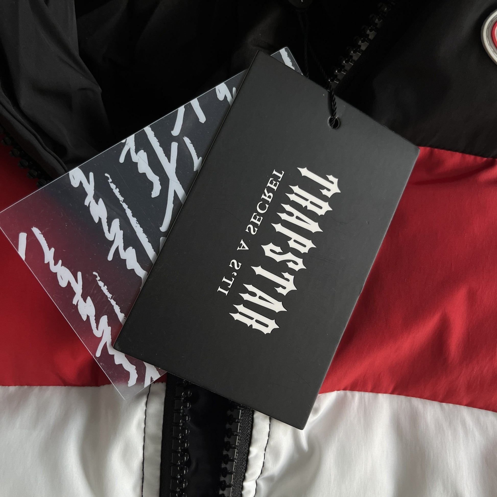 Trapstar Hyperdrive Puffer Geacă Negru Roșu Alb - prezentare produs