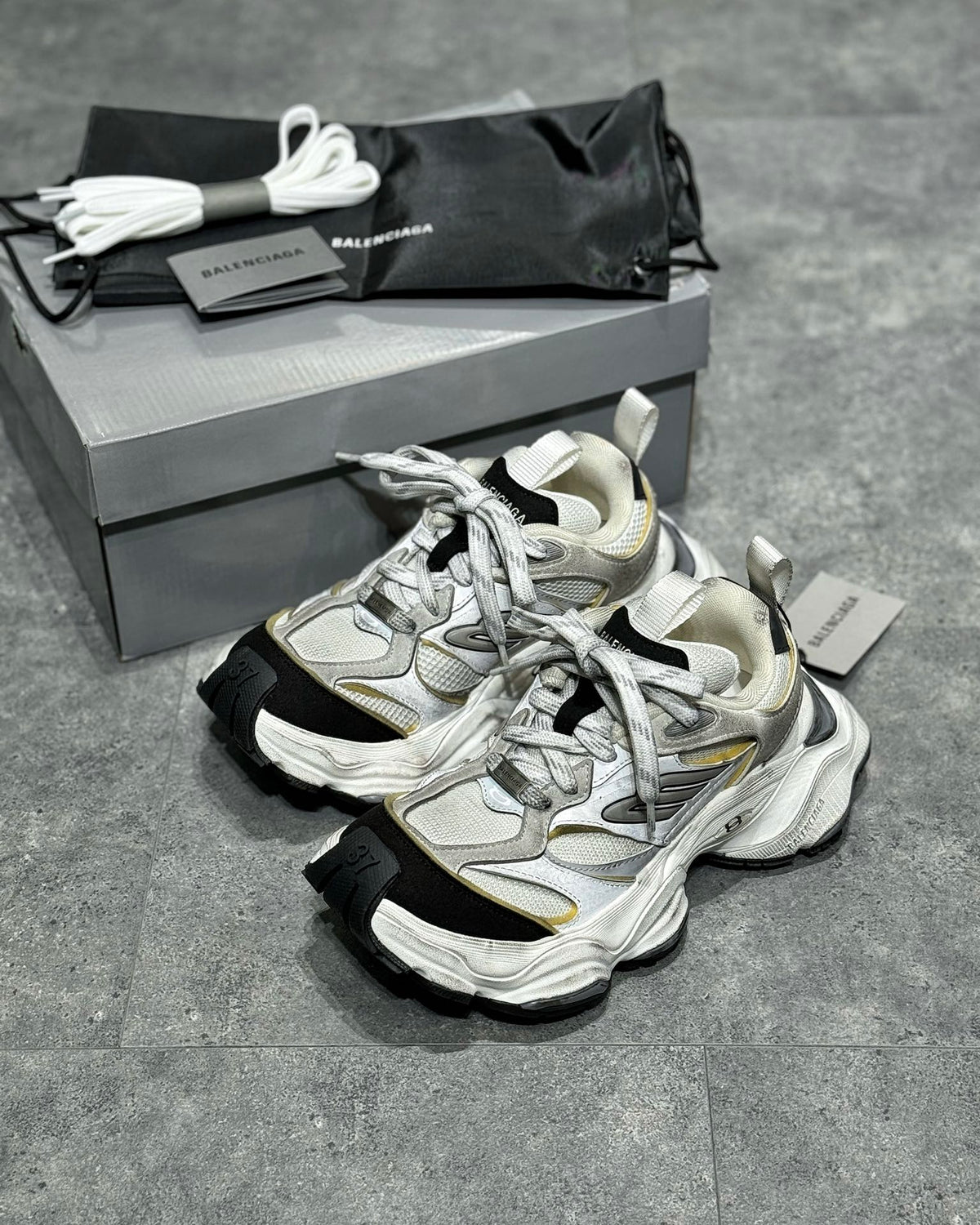 Balenciaga Cargo Alb Negru - prezentare produs